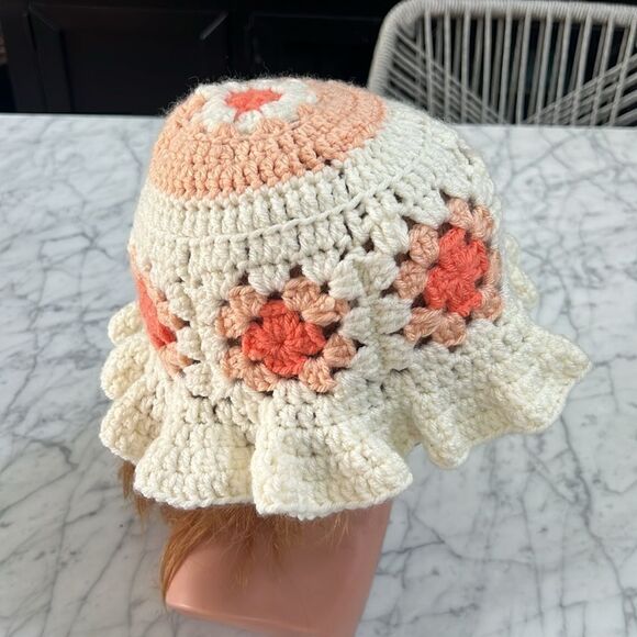 Crochet Bucket Hat with floral details - Picture 2 of 6